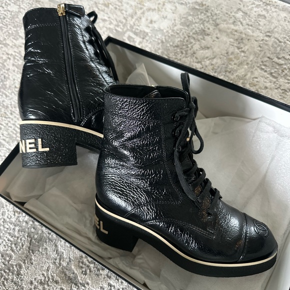 CHANEL Shiny Crumpled Lambskin boots - Picture 5 of 8